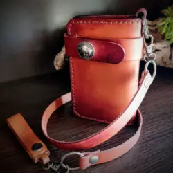 Kurzes handgefertigtes Biker Portemonnaie im Vintage-Stil, gefertigt aus pflanzlich gegerbtem Rindsleder.