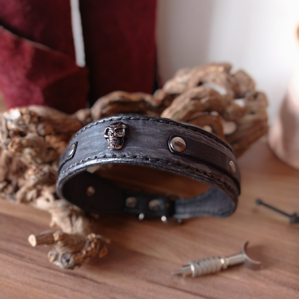 Hundehalsband Rindleder – Schwarz & Silber mit Totenkopf