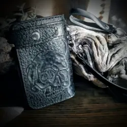 Biker Wallet "Short Classic Skull" Herren Geldbörse mit Totenkopf und Flammen von Hand punziert